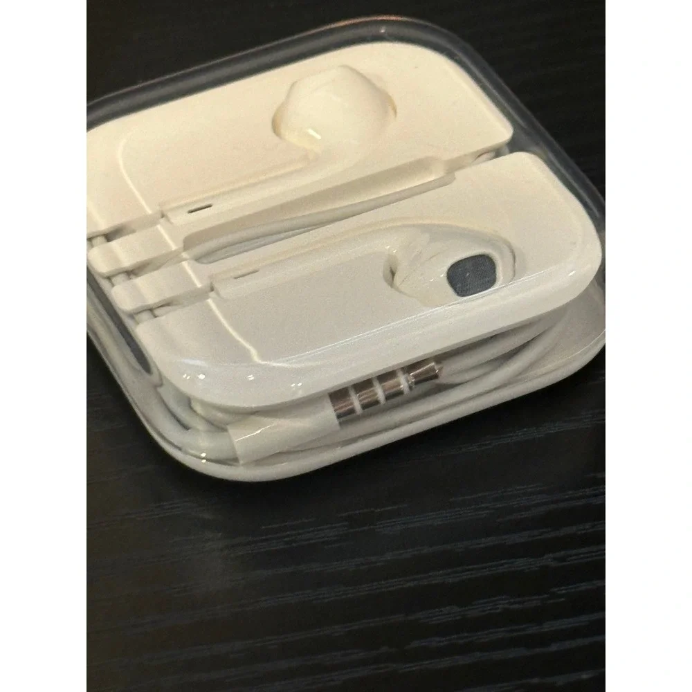 Apple‎ EarPods Wired Headphones with 3.5mm Plug and Mic White MD827LL/A